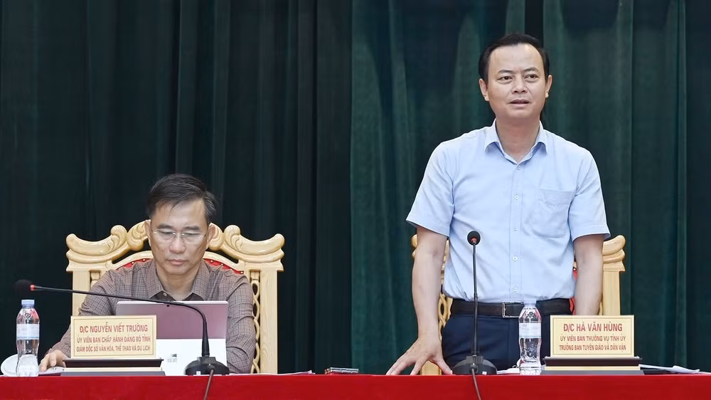 Đồng chí Hà Văn Hùng, Ủy viên Ban Thường vụ, Trưởng Ban Tuyên giáo Dân vận Hà Tĩnh làm rõ thêm các nội dung về lễ kỷ niệm tại buổi họp báo.
