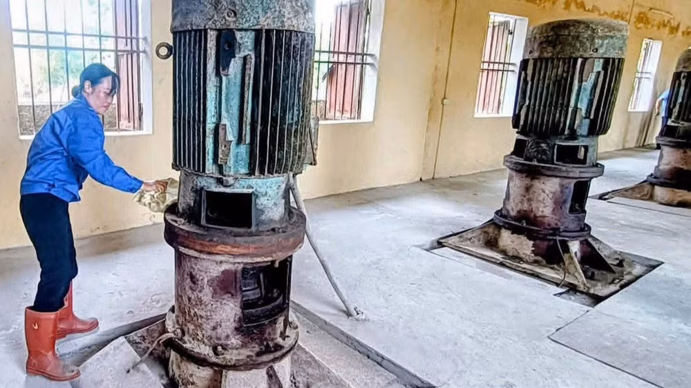 Dù đã hoạt động hơn 40 năm nhưng trạm bơm An Quốc (xã Trà Giang, tỉnh Hưng Yên) chưa được thay thế những thiết bị hoen gỉ, cũ nát.