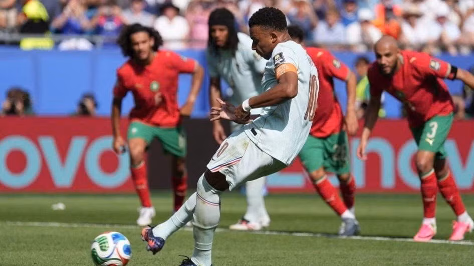 Mbappé ghi bàn thắng vào lưới Morocco, giúp Pháp vào bán kết. (Ảnh: TÂN HOA XÃ)
