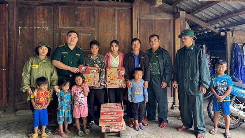 Bộ đội Biên phòng Pù Nhi cấp phát nhu yếu phẩm cho người dân ứng phó với mưa bão.