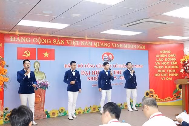 Đoàn thanh niên ca hát chào mừng Đại hội.