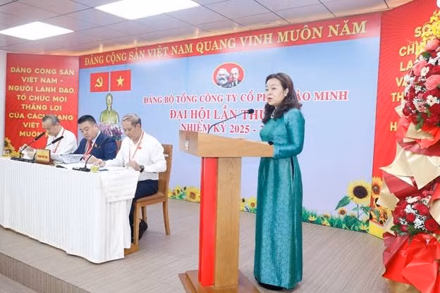 Đồng chí Nguyễn Trung Châu Tuyên - Ủy viên Ban Thường vụ Quận ủy, Trưởng Ban Tuyên giáo và Dân vận Quận ủy phát biểu chỉ đạo Đại hội.