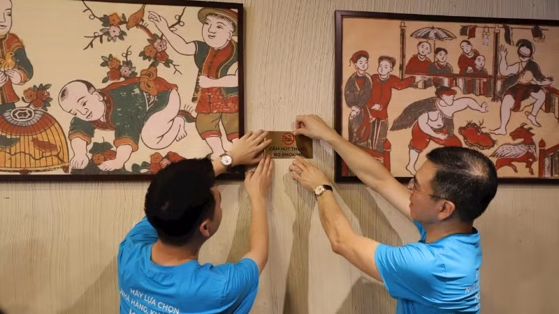 Gắn biển “Cấm hút thuốc” tại một nhà hàng ở thành phố Huế.