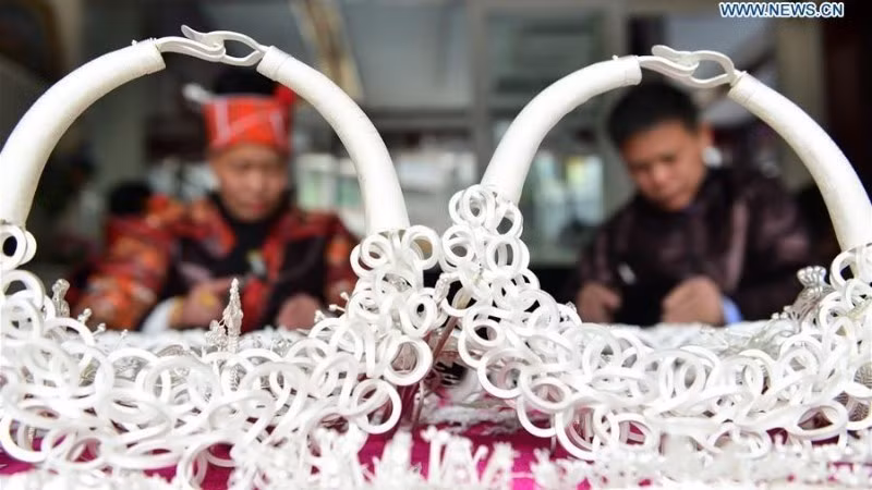 Các thợ thủ công chế tác trang sức bạc tại một cửa hàng bạc ở tỉnh Quý Châu, tây nam Trung Quốc. (Ảnh: Xinhua)
