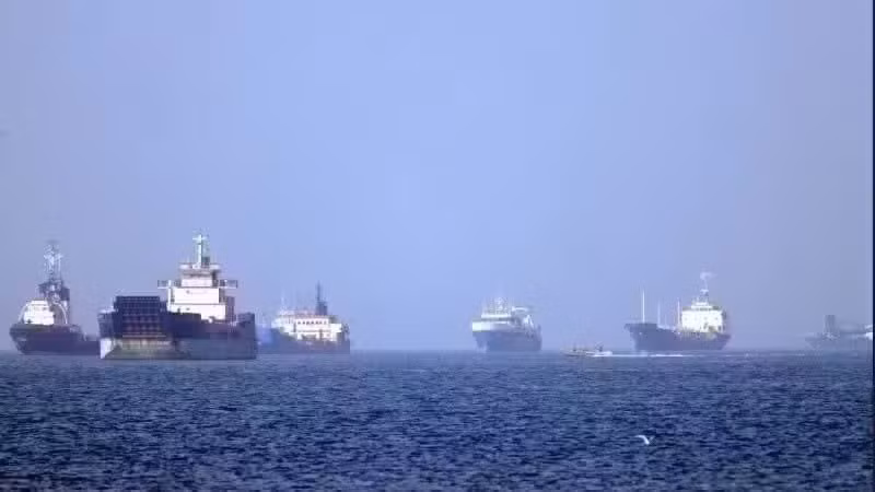 Tàu thuyền vận chuyển trên eo biển Hormuz. (Ảnh: THX/TTXVN)