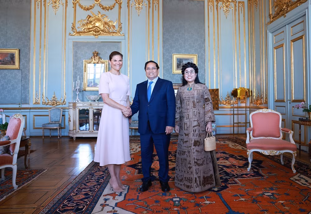 Thủ tướng Phạm Minh Chính và Phu nhân Lê Thị Bích Trân chào xã giao Công chúa Kế vị Victoria Ingrid Alice Désirée. (Ảnh: TTXVN)