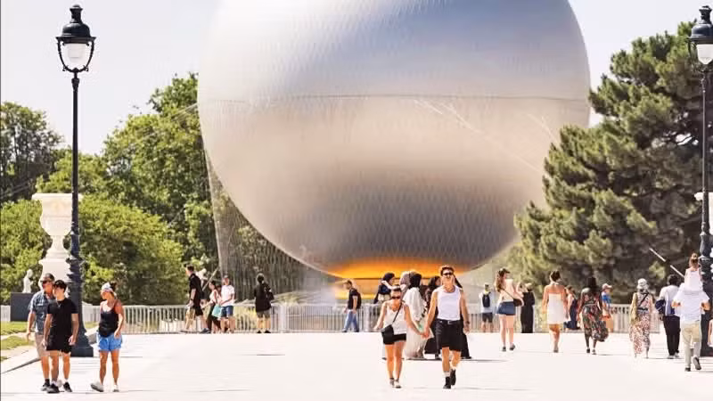 Thời tiết nắng nóng bao trùm thủ đô Paris, Pháp. (Ảnh: TÂN HOA XÃ)