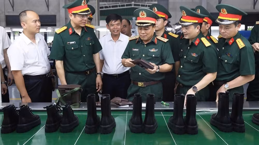 Đoàn công tác Tổng cục Hậu cần-Kỹ thuật kiểm tra các sản phẩm phục vụ nhiệm vụ quốc phòng do Công ty cổ phần 26 sản xuất. (Ảnh: QUỲNH HƯƠNG)