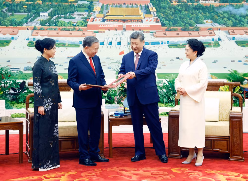 vna-potal-tong-bi-thu-chu-tich-nuoc-to-lam-va-phu-nhan-cung-tong-bi-thu-chu-tich-nuoc-tap-can-binh-va-phu-nhan-du-tiec-tra-8702820.jpg