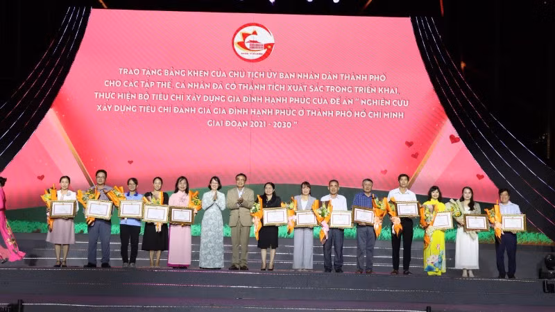 Các tập thể, cá nhân có thành tích xuất sắc trong triển khai, thực hiện đề án "Nghiên cứu xây dựng tiêu chí đánh giá gia đình hạnh phúc ở TP Hồ Chí Minh giai đoạn 2021-2030 được nhận bằng khen của UBND thành phố.