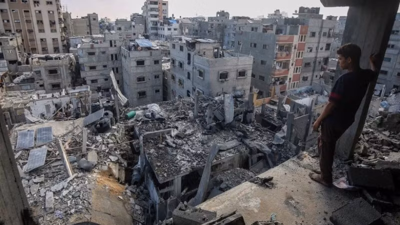 Những ngôi nhà của người Palestine bị phá hủy sau vụ không kích của Israel xuống trại tị nạn al-Shati, phía Tây thành phố Gaza, ngày 4/7/2025. (Ảnh: THX/TTXVN)