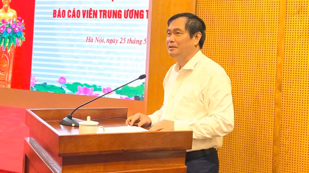 Phó Trưởng Ban Tuyên giáo và Dân vận Trung ương Phan Xuân Thủy phát biểu tại hội nghị.