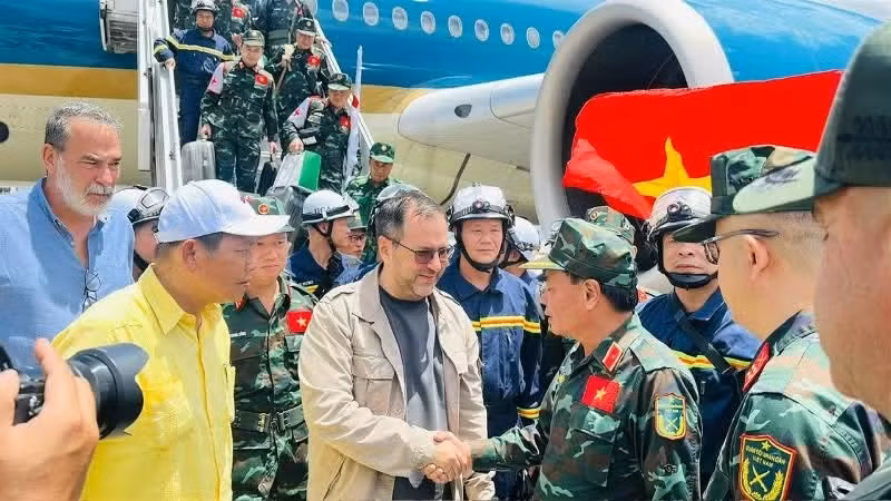 Bộ trưởng Ngoại giao Yvan Gil Pinto đón Thiếu tướng Phạm Văn Tỵ và Đoàn công tác Việt Nam tại sân bay. (Ảnh: Đại sứ quán Việt Nam tại Venezuela cung cấp)