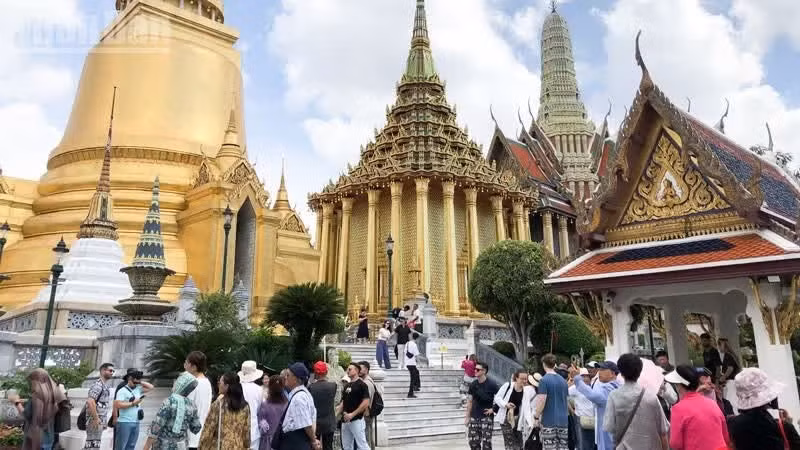 Đông đảo du khách tham quan Wat Phra Kaew cổ kính. (Ảnh: MINH THẮNG)