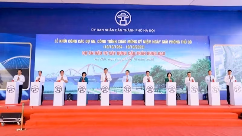 Phó Thủ tướng Chính phủ Mai Văn Chính và các đại biểu thực hiện nghi thức khởi công cầu Trần Hưng Đạo.