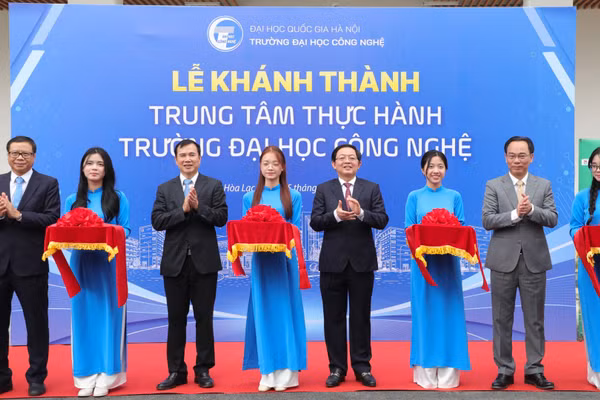 Phó Thủ tướng Chính phủ Hồ Quốc Dũng và đại biểu tại Lễ khánh thành Trung tâm thực hành Trường đại học Công nghệ, Đại học Quốc gia Hà Nội. (Ảnh: QUỐC TOẢN)
