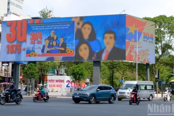 Thành phố Hồ Chí Minh rực rỡ cờ hoa, băng rôn, khẩu hiệu mừng 51 năm Ngày Giải phóng miền nam, thống nhất đất nước. (Ảnh: THẾ ANH)