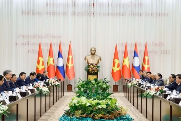 Tổng Bí thư Tô Lâm và Tổng Bí thư, Chủ tịch nước Lào Thongloun Sisoulith đồng chủ trì Cuộc gặp cấp cao giữa Đảng Cộng sản Việt Nam và Đảng Nhân dân Cách mạng Lào. (Ảnh: Thống Nhất/TTXVN)