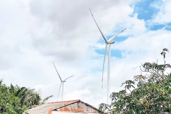 Người dân ấp Thạnh Thới B (xã Thạnh Hải, tỉnh Vĩnh Long) rất bức xúc vì trụ điện gió hoạt động sát bên nhà ảnh hưởng đến cuộc sống và sản xuất. (Ảnh: HOÀNG TRUNG)