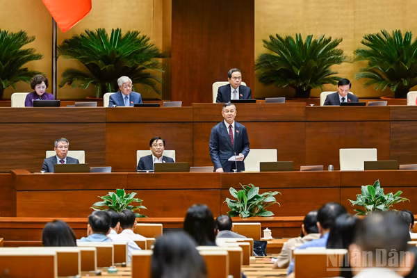 Bộ trưởng Tài chính Ngô Văn Tuấn phát biểu giải trình, làm rõ một số vấn đề đại biểu Quốc hội nêu. (Ảnh: DUY LINH)