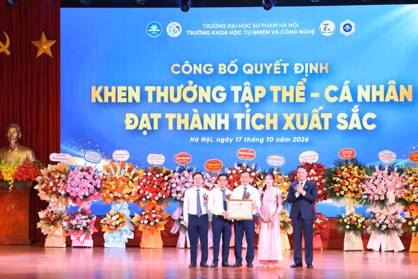 Phó Giáo sư, Tiến sĩ Nguyễn Đức Sơn, Hiệu trưởng Trường đại học Sư phạm Hà Nội tặng Giấy khen cho tập thể Khoa Hóa học. (Ảnh: THANH TÙNG)
