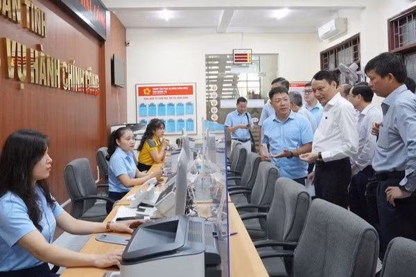 Đoàn công tác của Bộ Khoa học và Công nghệ khảo sát tại Trung tâm Phục vụ Hành chính công tỉnh Quảng Trị. (Ảnh: Bộ Khoa học và Công nghệ)