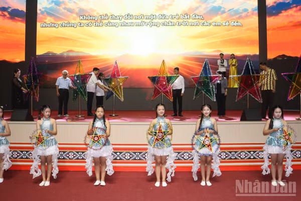 Lãnh đạo tỉnh Quảng Ngãi và đại diện các cơ quan, đơn vị, địa phương cùng thắp sáng lồng đèn Trung thu để “Chân trời ước mơ” tiếp tục hành trình, với thông điệp: Không thể thay đổi nơi một đứa trẻ bắt đầu, nhưng chúng ta có thể cùng nhau mở rộng chân trời nơi các em sẽ đến. (Ảnh: HIỂN CỪ)