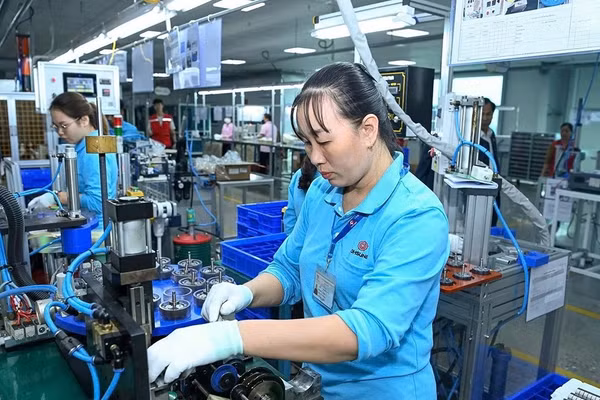Công ty TNHH Ohsung Vina (FDI Hàn Quốc) chuyên sản xuất linh phụ kiện điện tử, màn hình và thiết bị điện tại Khu công nghiệp Liên Hà Thái, tỉnh Hưng Yên (Ảnh ĐĂNG ANH)