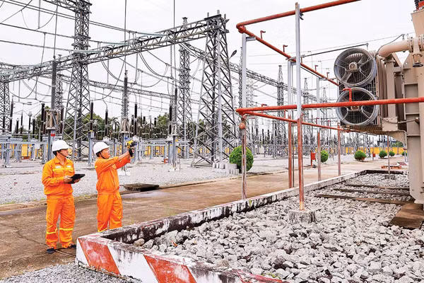 Kiểm tra, theo dõi tình trạng thiết bị tại Trạm biến áp 220 kV Rạch Giá, tỉnh An Giang. (Ảnh: MINH HẠNH)