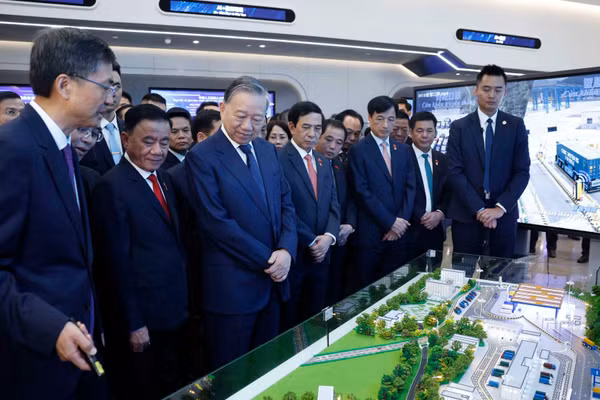 Tổng Bí thư, Chủ tịch nước Tô Lâm và các đại biểu tại Trung tâm hợp tác ứng dụng AI Trung Quốc-ASEAN. (Ảnh: Thống Nhất/TTXVN)
