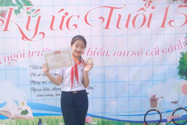 Cháu Nguyễn Hà Vy, con gái đồng chí Thành luôn nỗ lực học giỏi để cha yên tâm công tác. (Ảnh nhân vật cung cấp)