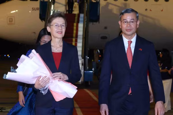 Bộ trưởng Tài chính Ngô Văn Tuấn đón Thủ tướng Công quốc Liechtenstein Brigitte Haas tại sân bay quốc tế Nội Bài, Hà Nội. (Ảnh: TTXVN)