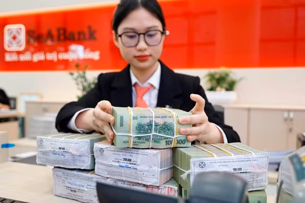 Theo Ngân hàng UOB Việt Nam, từ đầu năm đến nay, VND đã tăng giá khoảng 1% so với USD. (Trong ảnh: Giao dịch tại chi nhánh ngân hàng SeABank. Ảnh: Huy Hưng)
