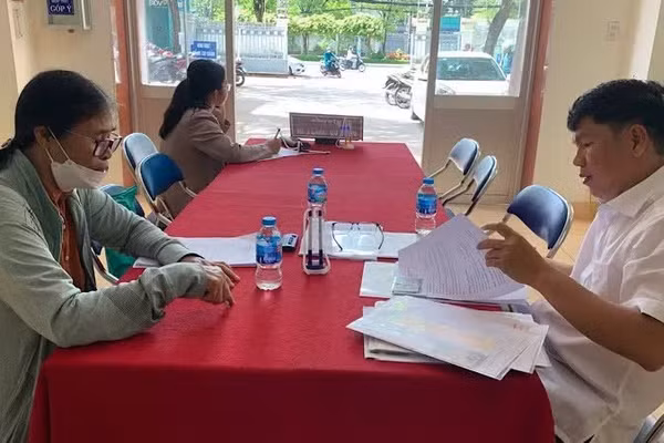 Lãnh đạo Ủy ban nhân dân phường Tân An, thành phố Cần Thơ hướng dẫn giải quyết thủ tục hành chính cho người dân. (Ảnh: Báo Nhân Dân) 