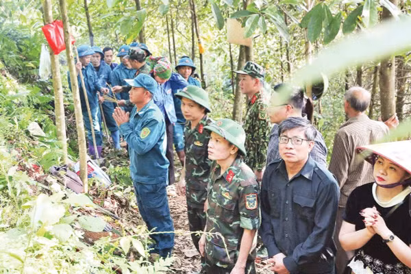 Lực lượng chức năng khảo sát, định vị tại thôn Thạch Ngõa, xã Thượng Minh trước khi tiến hành khai quật tìm kiếm hài cốt liệt sĩ Lê Tước.