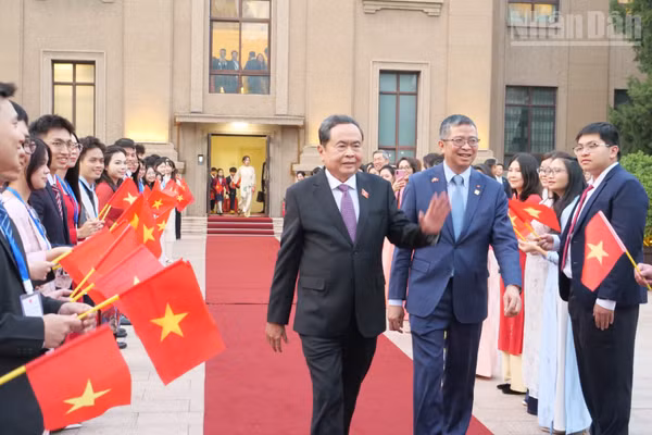 Chủ tịch Quốc hội Trần Thanh Mẫn thăm Đại sứ quán Việt Nam tại Trung Quốc. (Ảnh: HỮU HƯNG-VI SA)