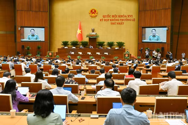 Quốc hội làm việc tại hội trường nghe Tờ trình và Báo cáo thẩm tra dự án Bộ luật Hình sự (sửa đổi). (Ảnh: THỦY NGUYÊN)