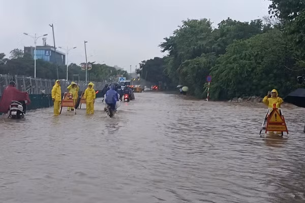 Cán bộ Xí nghiệp thoát nước số 5 ứng trực trên phố Đàm Quang Trung. (Ảnh: Đơn vị cung cấp)