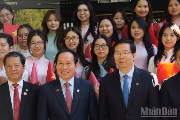Phó Thủ tướng Chính phủ Lê Tiến Châu chụp ảnh chung với lãnh đạo Đại học Thanh Hoa và các lưu học sinh Việt Nam đang theo học tại Trường. (Ảnh: HỮU HƯNG-VI SA)