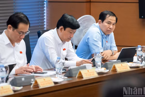 Đại biểu Quốc hội thảo luận tại Tổ về dự án Luật sửa đổi, bổ sung một số điều của Luật Xuất bản. (Ảnh: THỦY NGUYÊN)