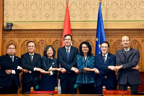 Đại sứ Bùi Lê Thái (ngoài cùng bên phải) và Đại sứ các nước ASEAN chụp ảnh kỷ niệm cùng ông Márton Hajdu, Chủ nhiệm Ủy ban Đối ngoại Quốc hội Hungary. (Ảnh: Đại sứ quán Việt Nam tại Hungary cung cấp)