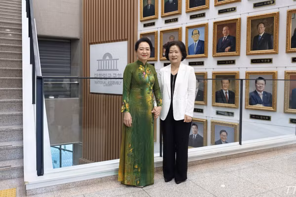 Phu nhân Nguyễn Thị Thanh Nga (trái) cùng Phu nhân Chủ tịch Quốc hội Hàn Quốc chụp ảnh lưu niệm tại Bảo tàng Quốc hội Hàn Quốc. (Ảnh: Đào Lâm/ TTXVN)