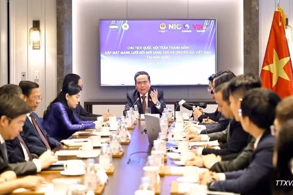 Chủ tịch Quốc hội Trần Thanh Mẫn gặp mặt thành viên Mạng lưới Đổi mới sáng tạo và chuyên gia Việt Nam tại Hàn Quốc. (Ảnh: TTXVN)