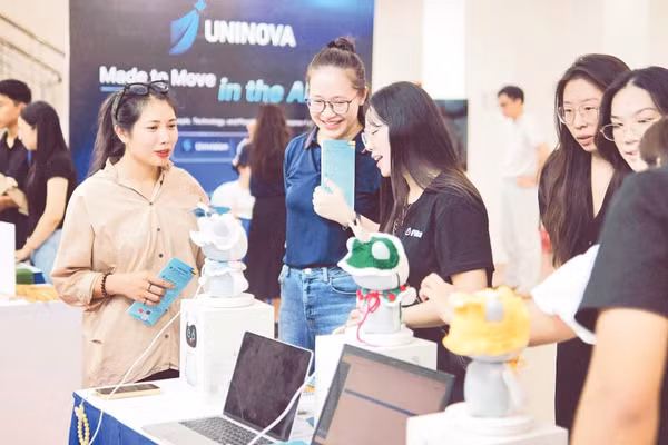 Các start-up sinh viên giới thiệu công nghệ bên lề Hội thảo quốc tế “Start-up ở bối cảnh quốc tế” do Học viện Công nghệ bưu chính viễn thông tổ chức ngày 21/8. (Ảnh NGỌC ANH)