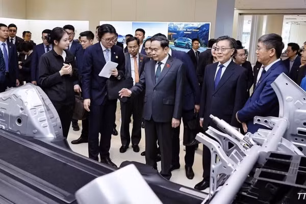 Chủ tịch Quốc hội Trần Thanh Mẫn tham quan khu trưng bày sản phẩm xe điện Xiaomi và nghe giới thiệu các công nghệ chính của Siêu nhà máy xe điện Xiaomi tại Khu kinh tế Diệc Trang. (Ảnh: TTXVN)