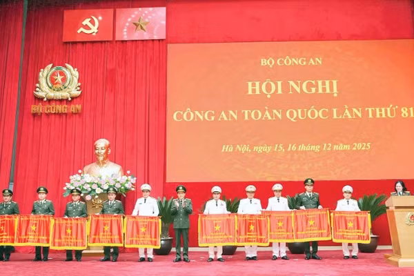 Công an Thành phố Hà Nội nhận Cờ thi đua của Chính phủ năm 2025 tại Hội nghị Công an toàn quốc lần thứ 81.