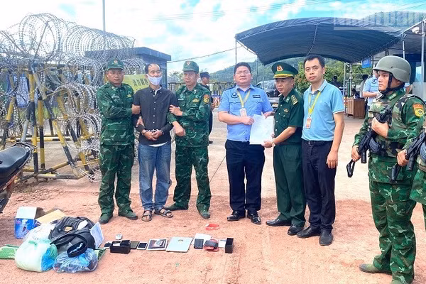 Bộ đội Biên phòng tỉnh Điện Biên bàn giao, trao trả đối tượng cho lực lượng chức năng phía Trung Quốc. (Ảnh: LÊ LAN)