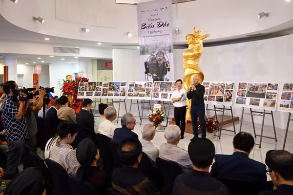 Lễ khai mạc triển lãm thu hút đông đảo đại biểu, khách mời và công chúng đến tham dự, thưởng lãm những tác phẩm về biển đảo quê hương và di sản văn hóa Việt Nam.