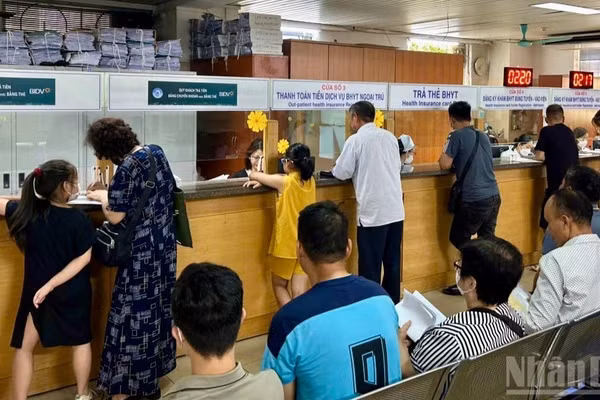 Người dân đăng ký khám, chữa bệnh tại Bệnh viện. (Ảnh: ĐỖ THOA)