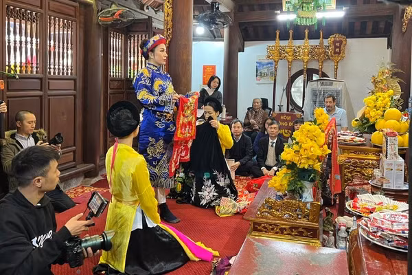 Một buổi Thực hành Tín ngưỡng thờ Mẫu Tam phủ phục vụ công tác nghiên cứu của bạn bè quốc tế. (Ảnh: TC)